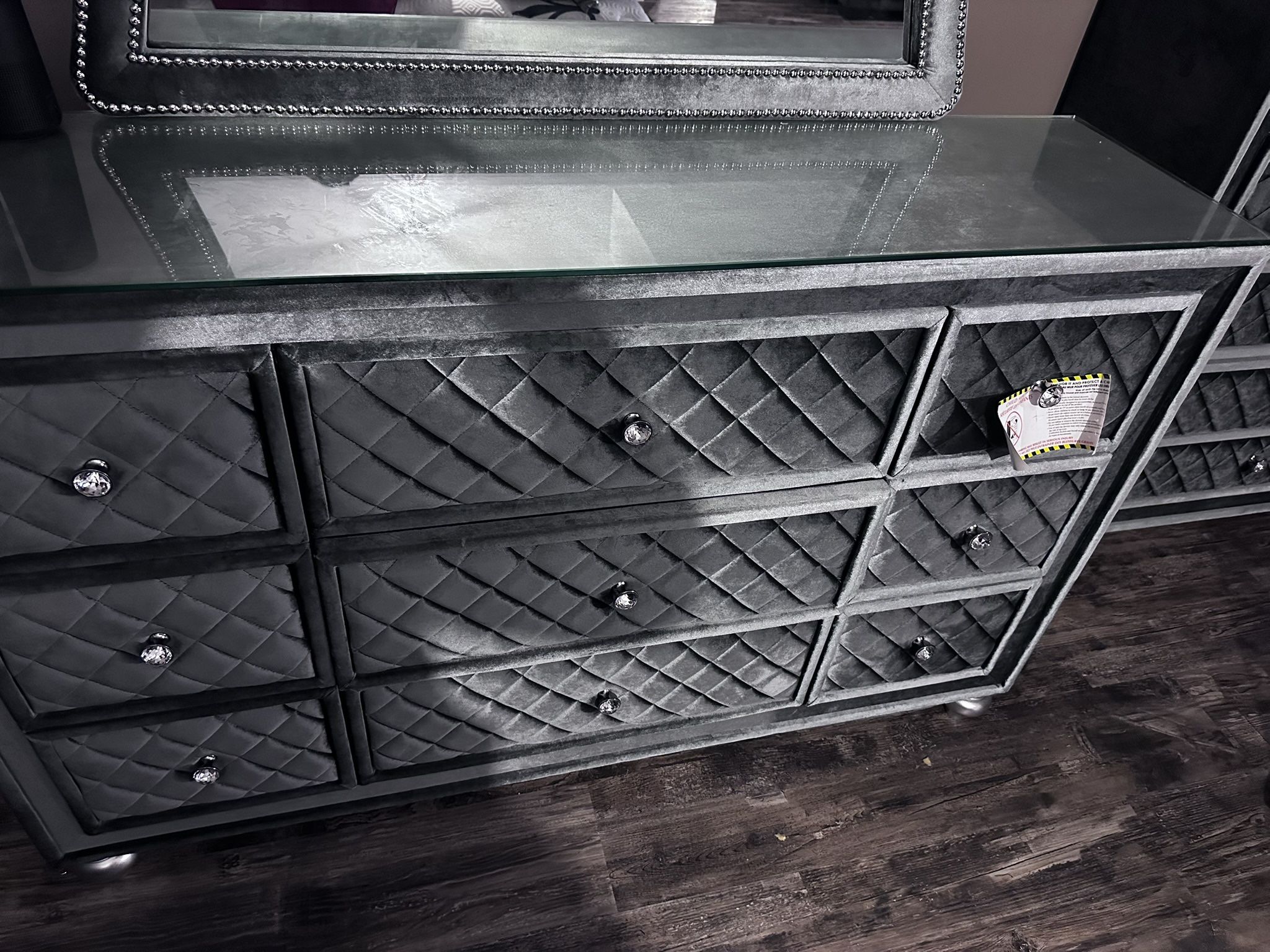 Dresser With Mirror