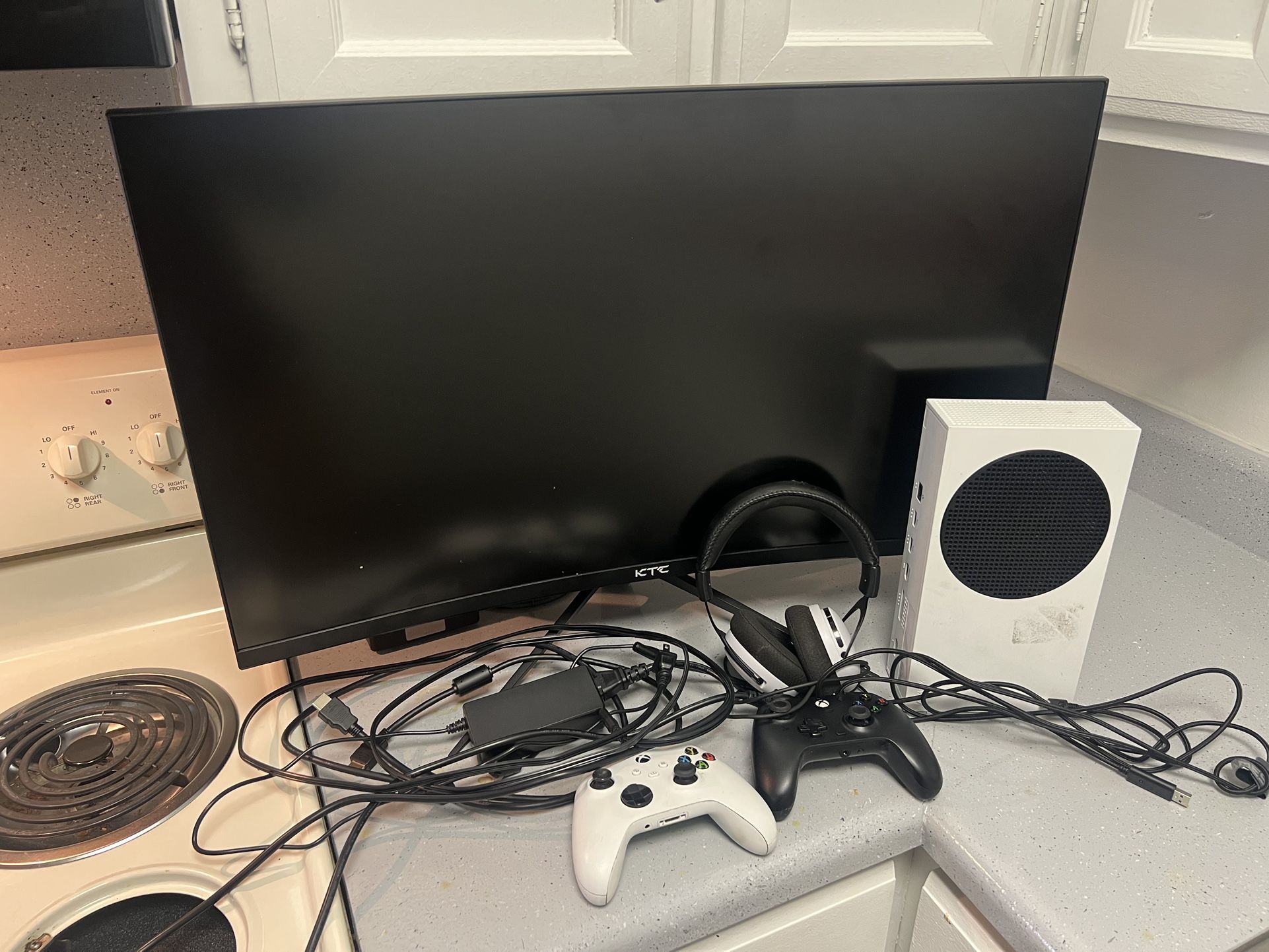 Monitor, Xbox, 2 Controllers, Headset 