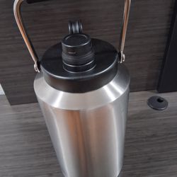 Insulated Stainless Steel Water Bottle Silver Black with Handle Screw-on Lid