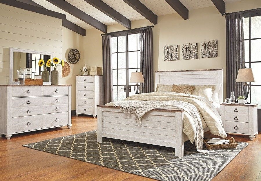 Willowton Whitewash 7Pc.- Dresser Mirror Queen Panel Bed 2 Nightstands