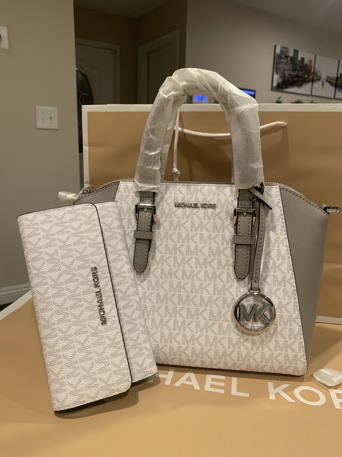 Brand new!!! 💯Real !!! Michael kors Ciara medium messenger purse comes with the shoulder strap and matching wallet