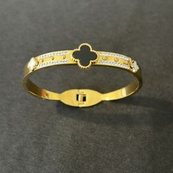 Van cleef and Arpeh Clover Bracelet thick metal but loose fit (gold, black with diamond look)