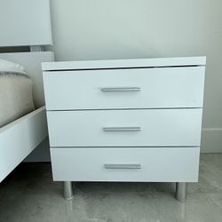 3 Drawer Nightstand 