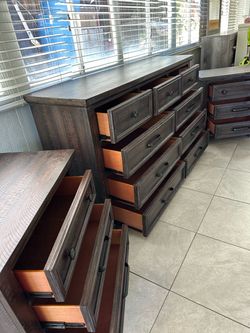 Dresser set in good condition