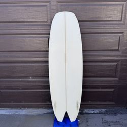 5’9” Mandala Dark Crystal surfboard with two sets of fins