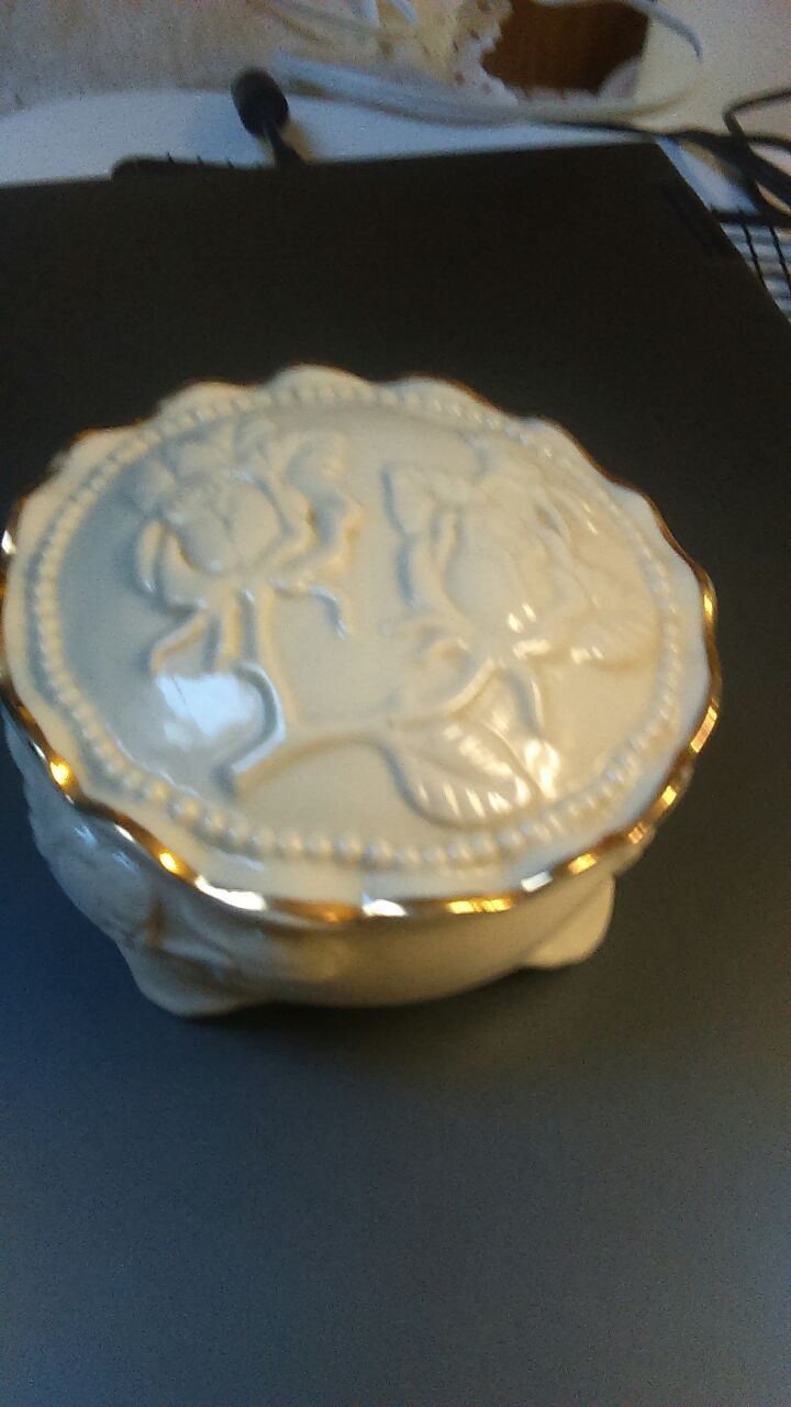 Decorative bowl with lid