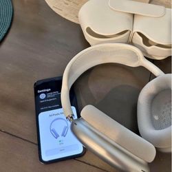 AirPods Max In White With Smart Case