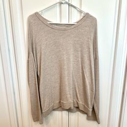 🐌 Pretty cream tan soft, long sleeve shirt with cute cut out in the back