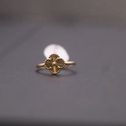 🍀 Clover Ring – Solid Gold Designer Style