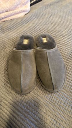 New men’s Ugg grey slippers size 13