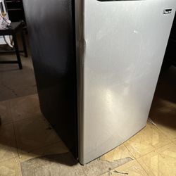 Magic chef Mini Refrigerator 