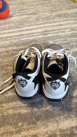 Size 6 1/2 Nike basketball shoes