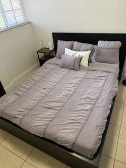 Bed with mattress / cama con colchón