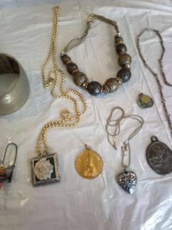 Jewelry mix $20 for all of them. What. you see in the picture...