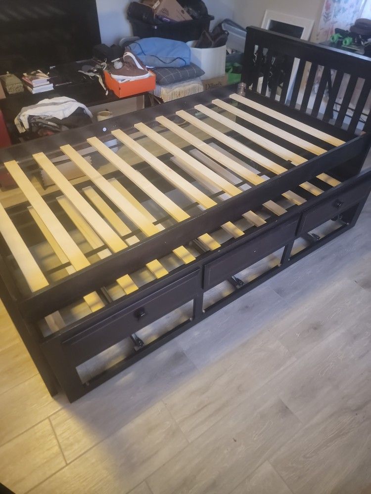 Twin Trundler Bed. 