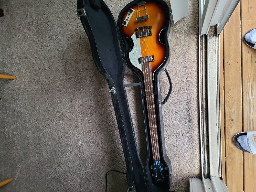 Hofner Ignition Series 4 String Passive Bass Sunburst. Great Condition & Hard Case Included!