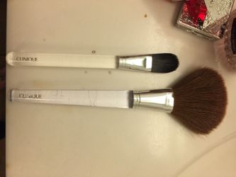 Clinique foundation and powder brush