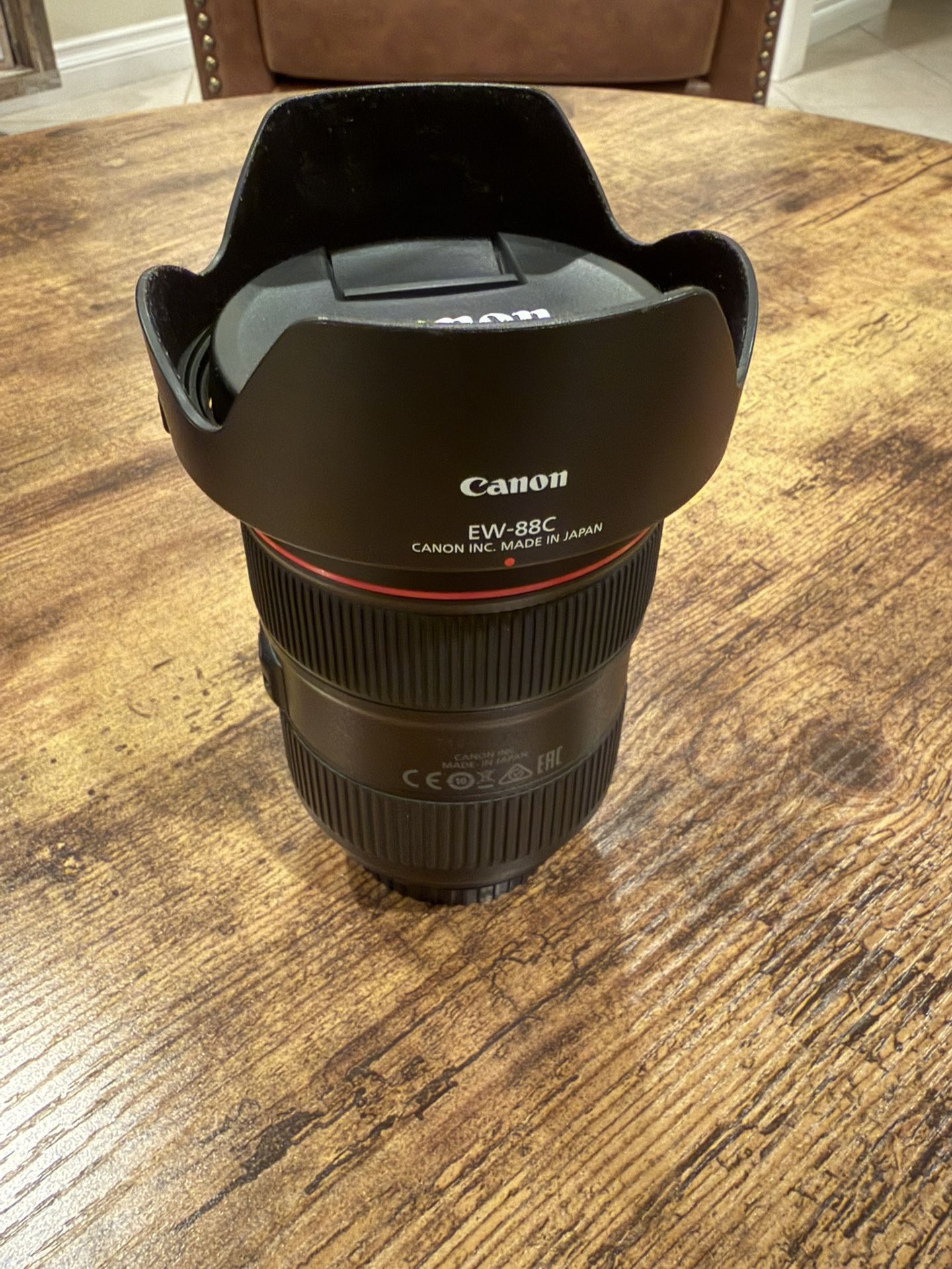 Canon EF 24-70mm f/2.8L II USM (Hood EW-88C)