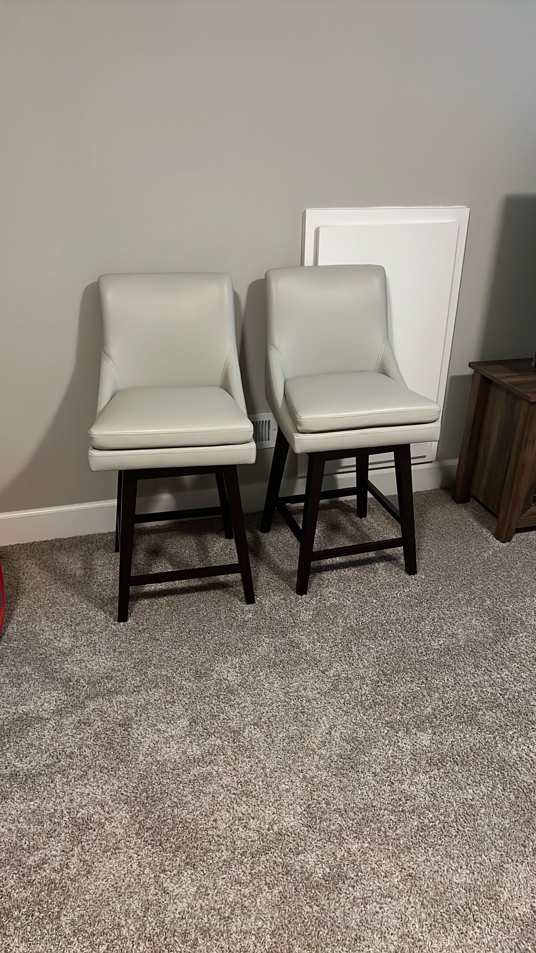 Unused Counter Bar Stool (4barstools)