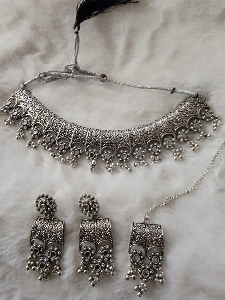 Beautiful choker necklace and earrings new