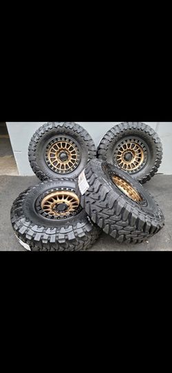 17" KMC w/  35x12.50R17 Toyo MT tires