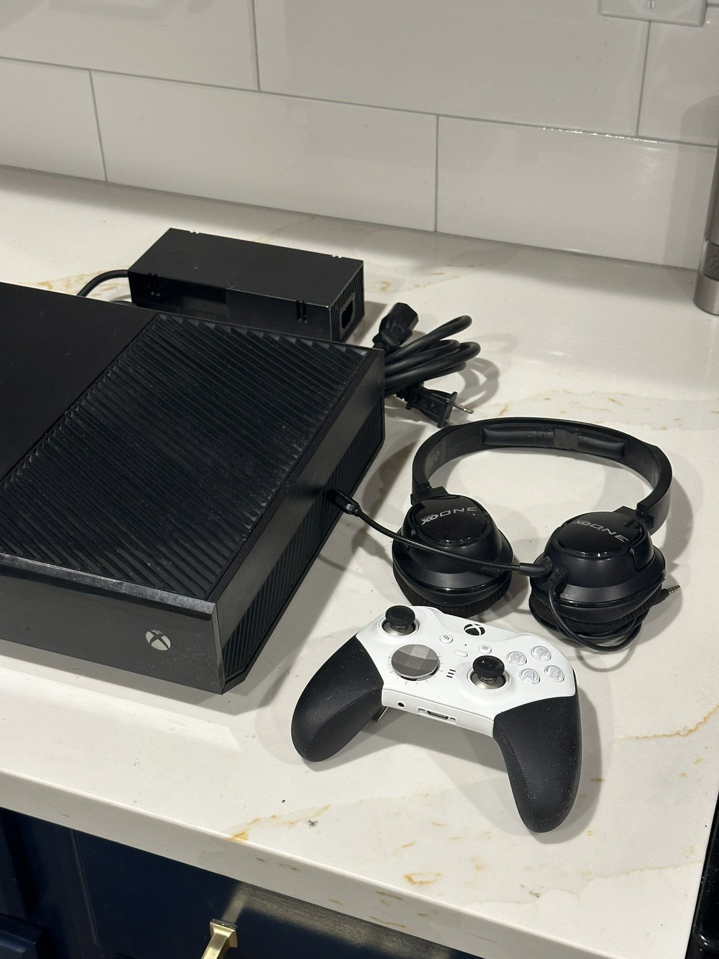 XBOX ONE with ELITE CONTROLLER & HEADSET BUNDLE