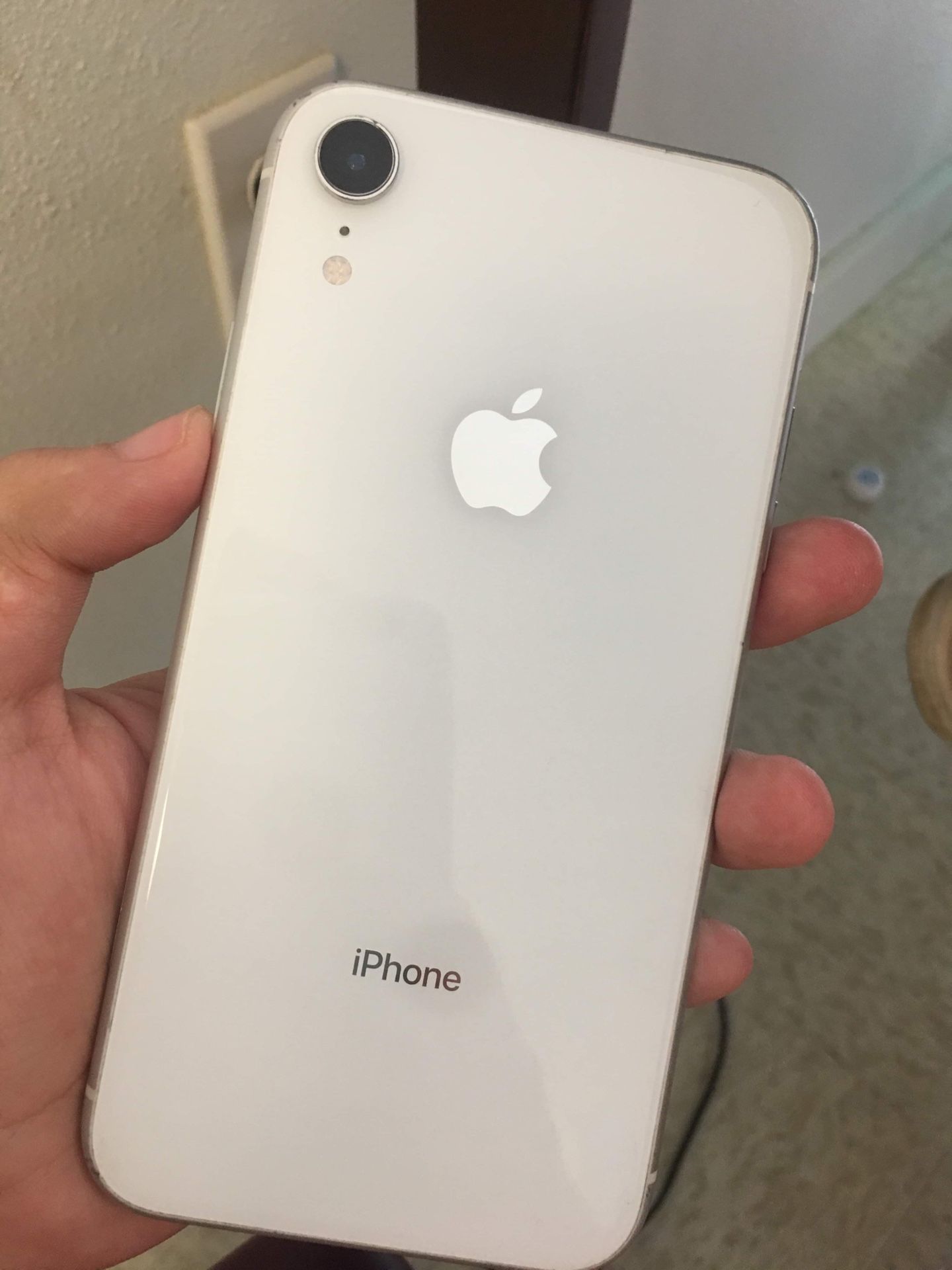 WHITE IPHONE XR (T-Mobile ONLY)