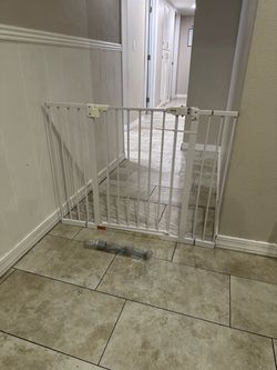 Extra Wide Safety Gate / Pet Gate - Fits Openings 29” - 42”