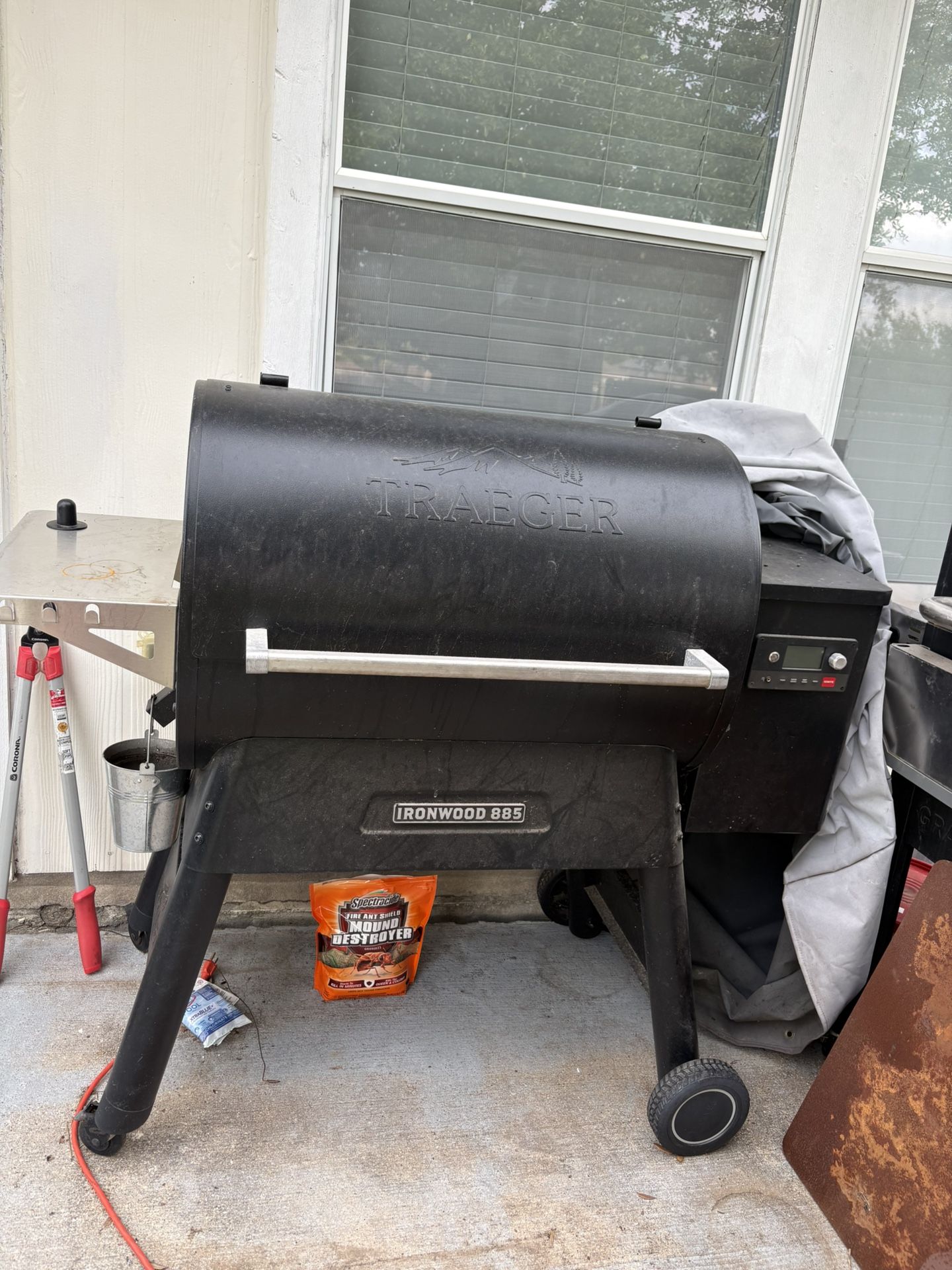 Ironwood 885 Wi-Fi Pellet Grill and Smoker in Black with Cover