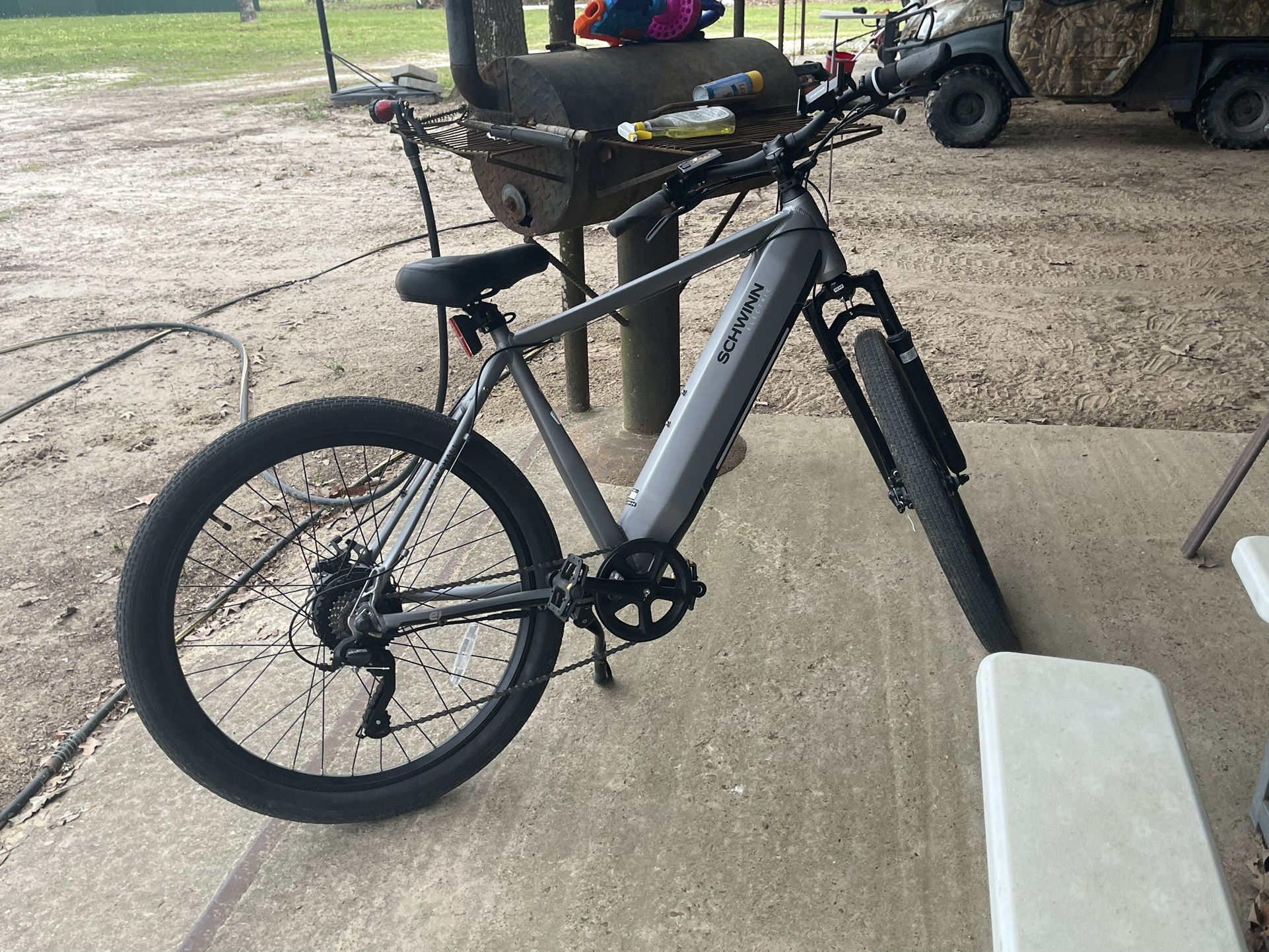 Schwinn Adult E-bike. Range 40 Miles. Comes With 2 Batteries