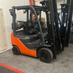 Forklift Toyota Pneumatic Side-triple Tower 8 Series