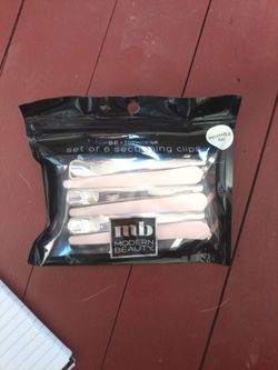 6 light pink sectioning clips