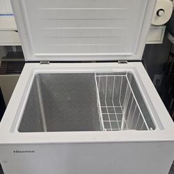 Hisense 5 cu ft Garage Ready Chest Freezer- White , I Accept Zelle