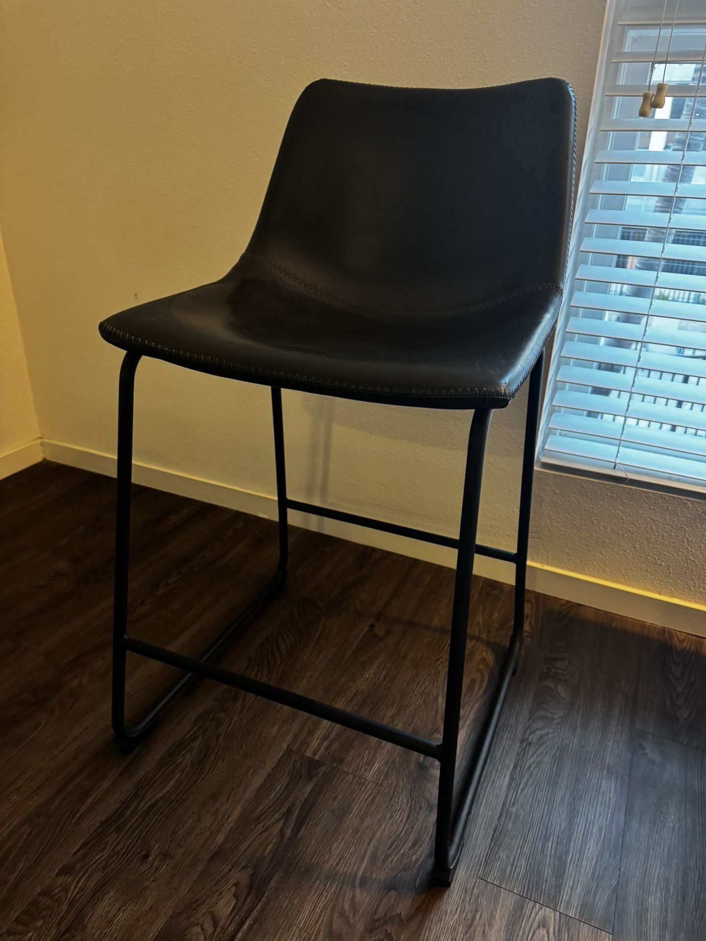 Mid-Height Chair – 23.5” Seat Height – Great Condition