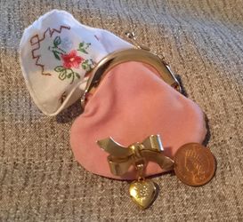 Pleasant Company - RETIRED - Samantha's Purse, Handkerchief, 1904 Penny, & Locket Pin