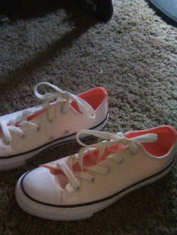 Neon pink converse kids size 4 brand new never worn 60$ retail