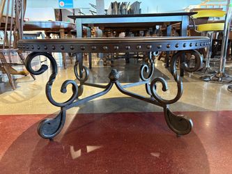 ASHLEY FURNITURE Rafferty Traditional Round Coffee Table