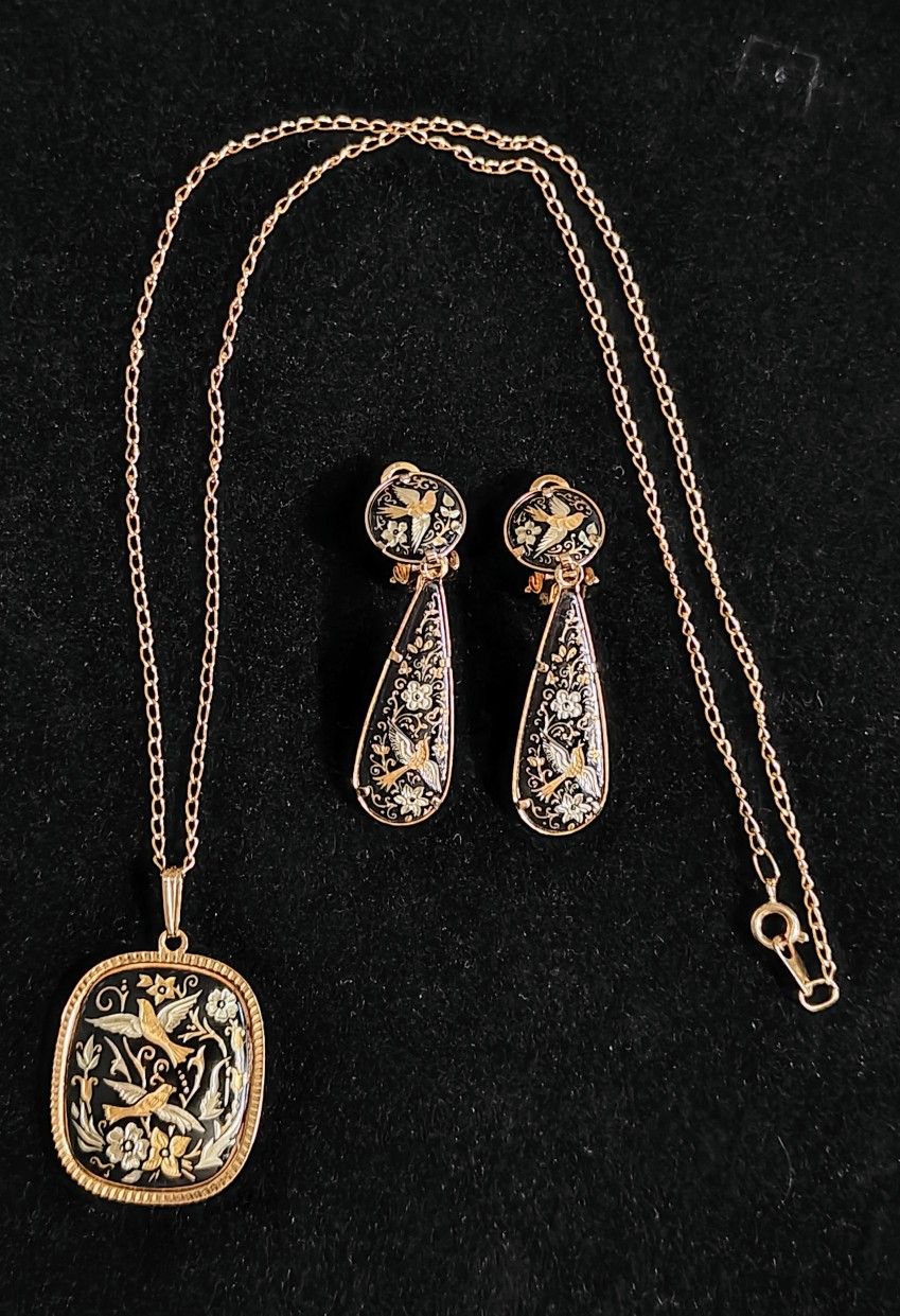 Damascene Birds, Flowers & Flower Design Matching Clip On Earrings And Pendant With 18" Metal Dorado Gold Tone Chain