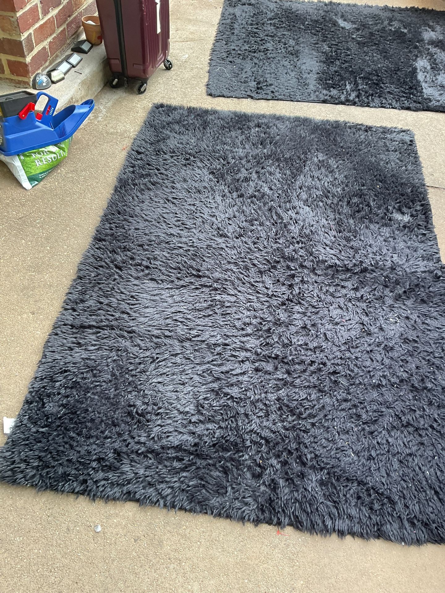 Two Beautiful, Black Rugs (100” X 61”) (72” X 49”) In Good Conditions, Need A Little Cleaning (NO SHIPPING)$20, And $15
