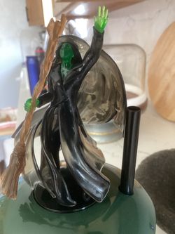 Wicked for Good, Elphaba tumbler gripper
