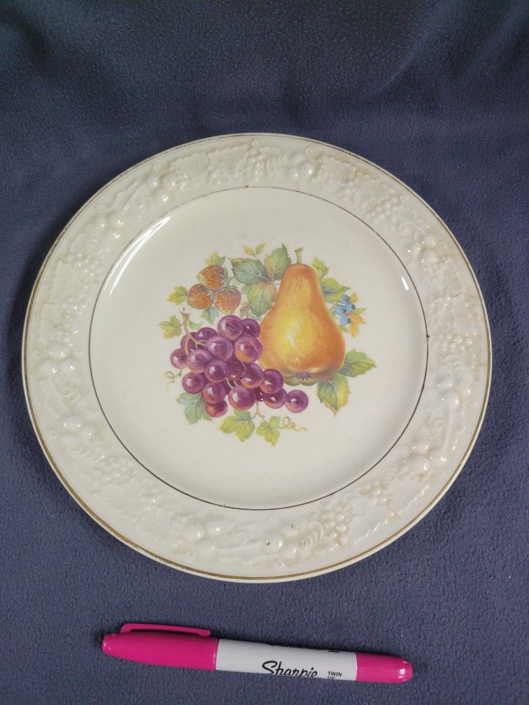 Homer Laughlin Eggshell Theme, Fruit On Plate 9"