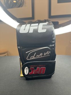 CHARLES OLIVEIRA SIGNED UFC FIGHT GLOVE SILVER INK AUTO JSA WITNESSED