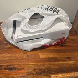 Used Xbox One, 2 Controllers