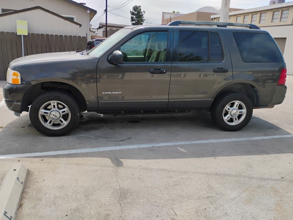 2005 FORD EXPLORER,V6.RUNS GOOD..L/SALE PAPERS