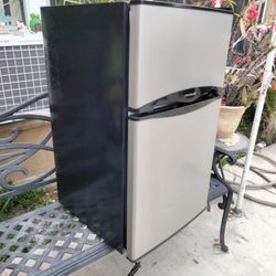 Very Clean Mini Fridge With Freezer In Great Conditions
