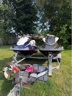 Yamaha Jetskis blue and red