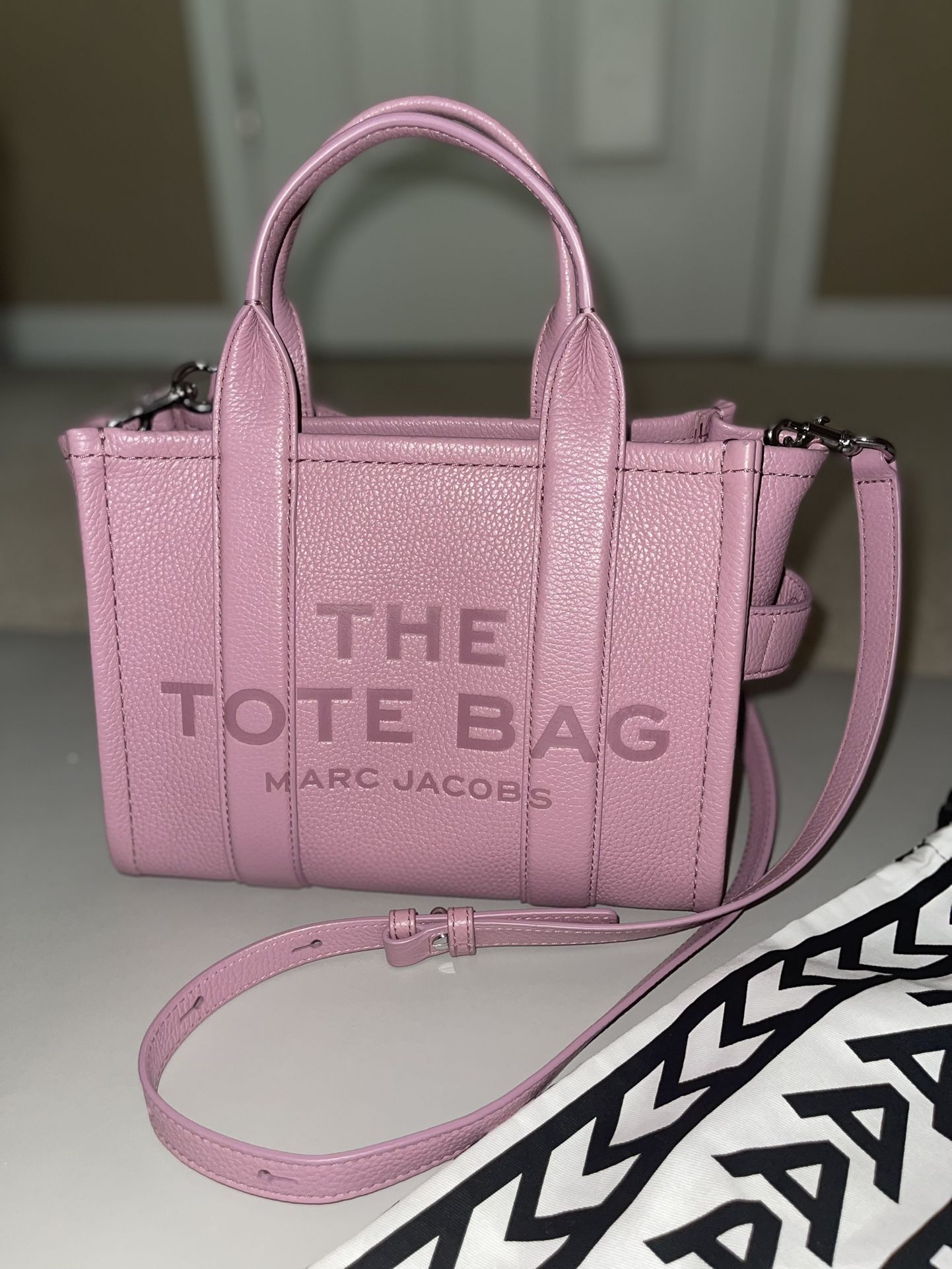 Marc Jacobs The Leather Crossbody Tote Bag Small in Pink (Lilas)