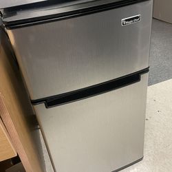 Magic Chef mini Refrigerator 