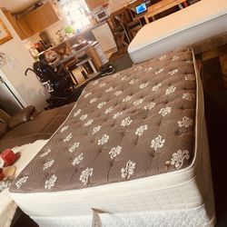 ⭐️-$$$325 to $450 camas queen /multiple queen mattresses/box springs and full size available too (box springs choice of blue or brown as white one sol