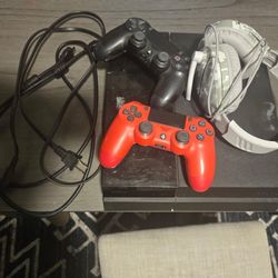 PS4 2 Controllers 1 Headset